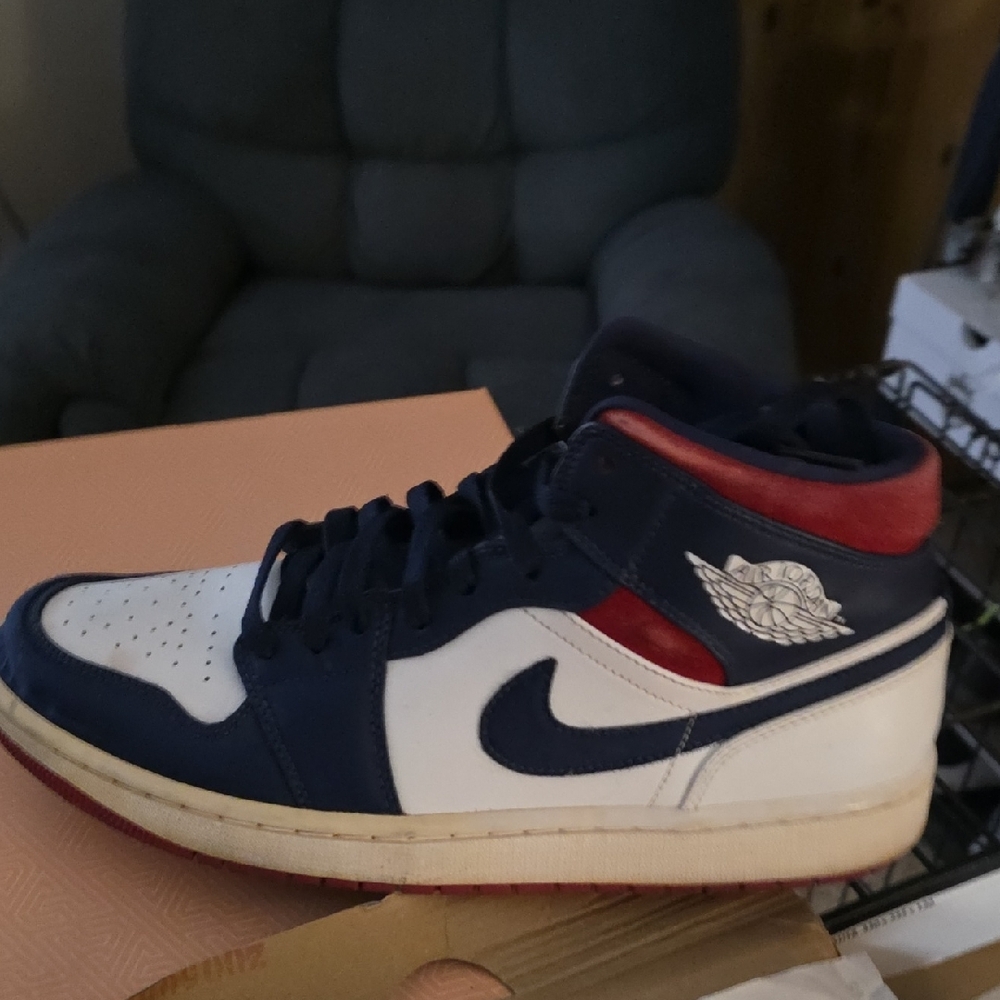 Size 10.5 Jordan Air Jordan 1 Mid SE White and University Red - Picture 7 of 9